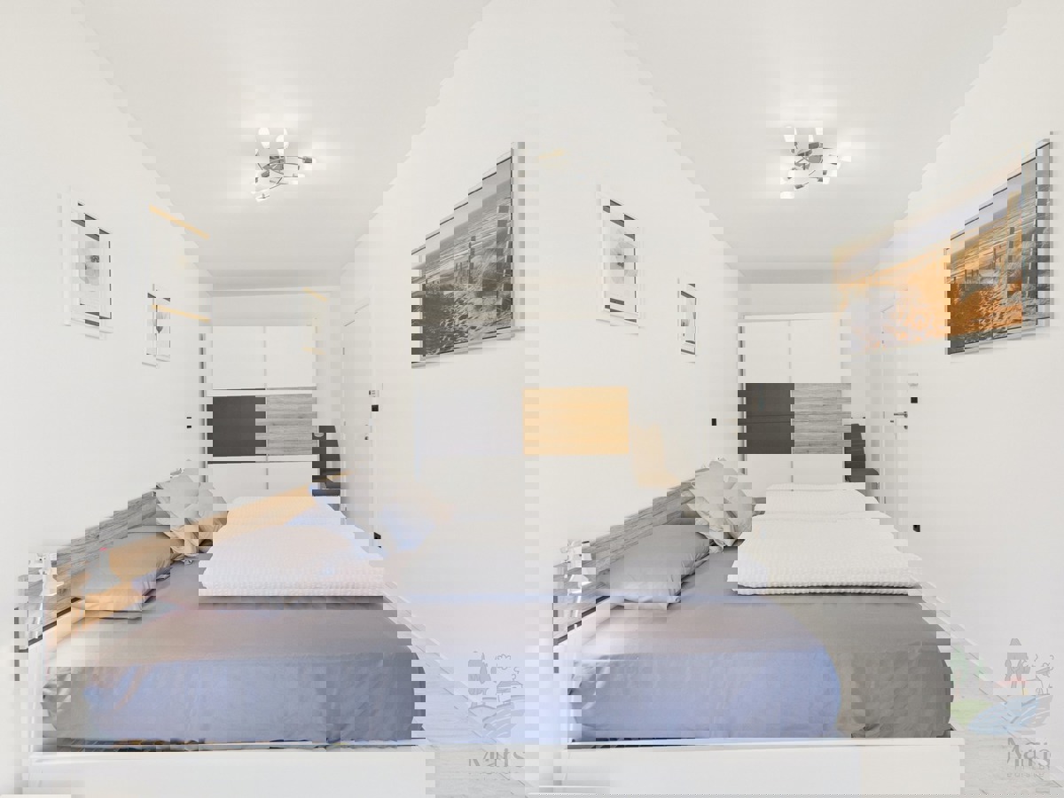 Moderna družinska hiša z ogrevanim bazenom, Pomer