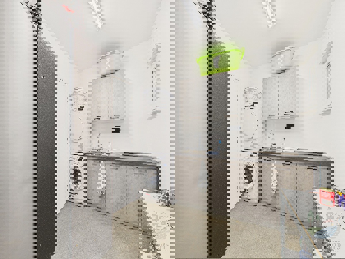 Moderna družinska hiša z ogrevanim bazenom, Pomer