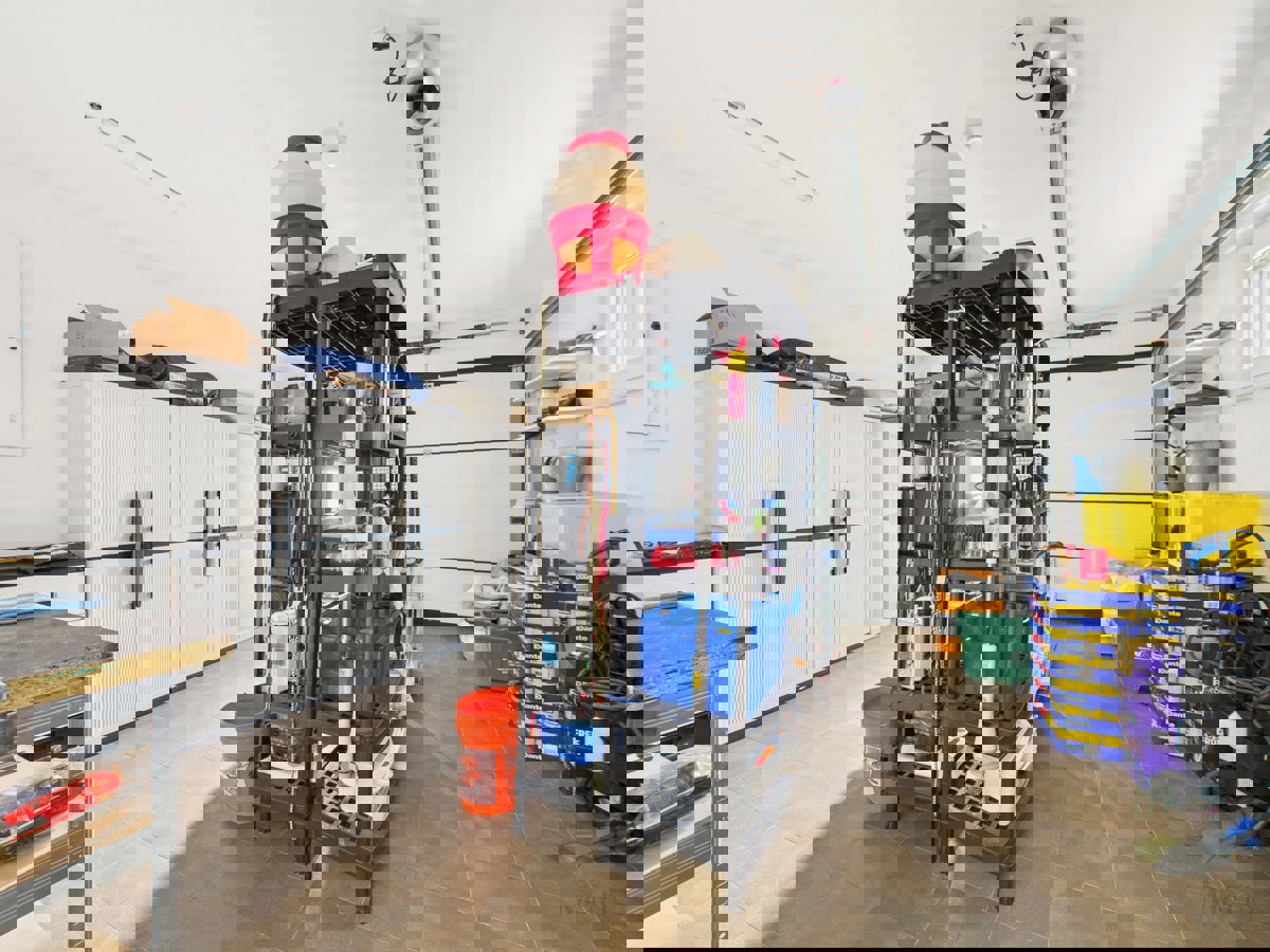 Moderna družinska hiša z ogrevanim bazenom, Pomer