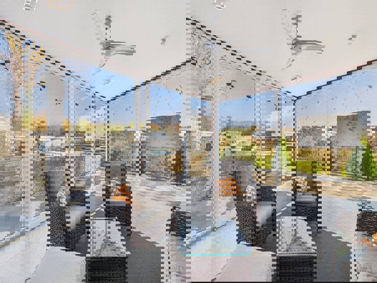 Moderna družinska hiša z ogrevanim bazenom, Pomer