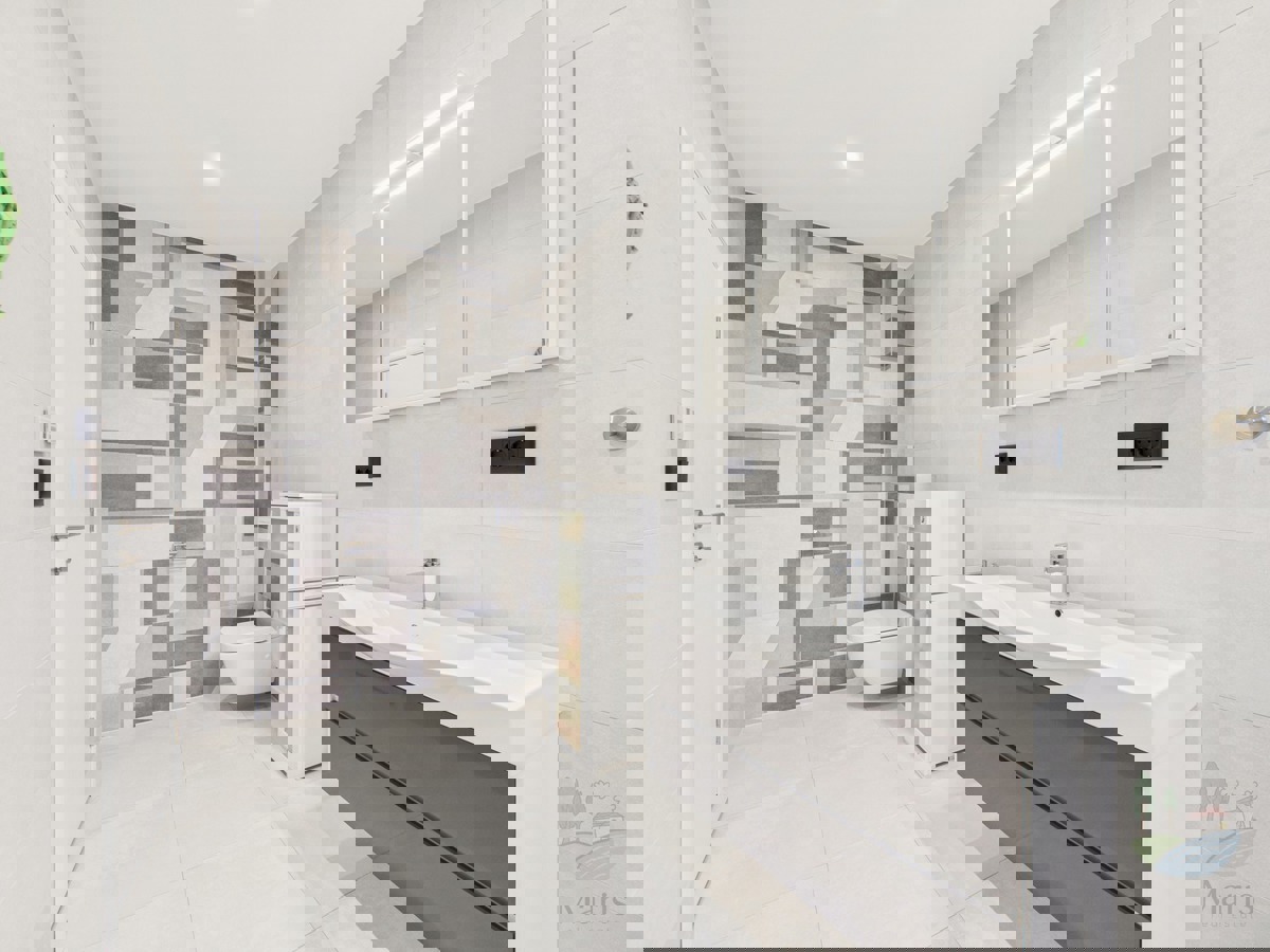 Moderna družinska hiša z ogrevanim bazenom, Pomer