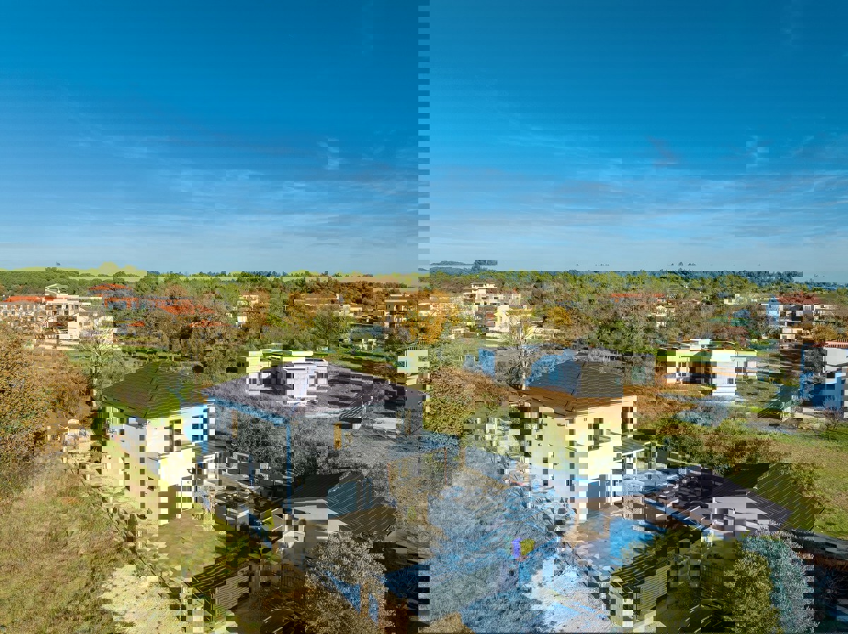 Moderna družinska hiša z ogrevanim bazenom, Pomer