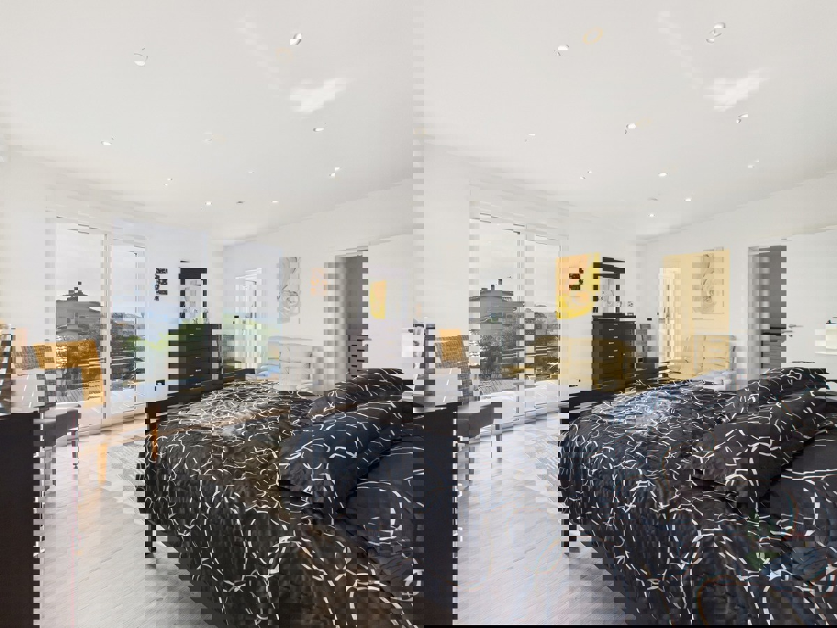 Moderna družinska hiša z ogrevanim bazenom, Pomer