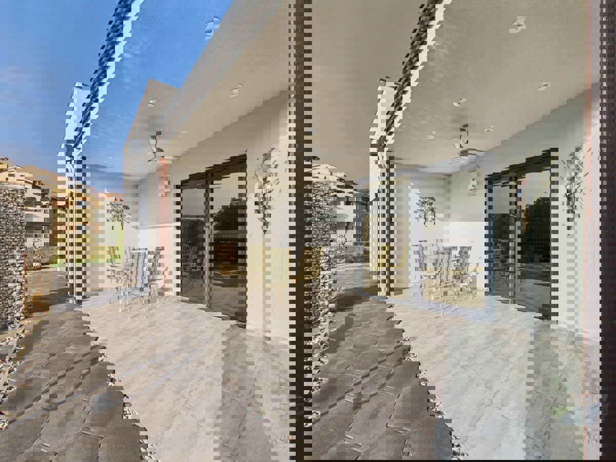 Moderna družinska hiša z ogrevanim bazenom, Pomer