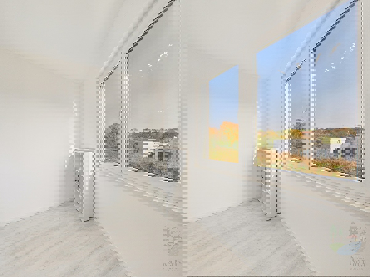 Moderna družinska hiša z ogrevanim bazenom, Pomer