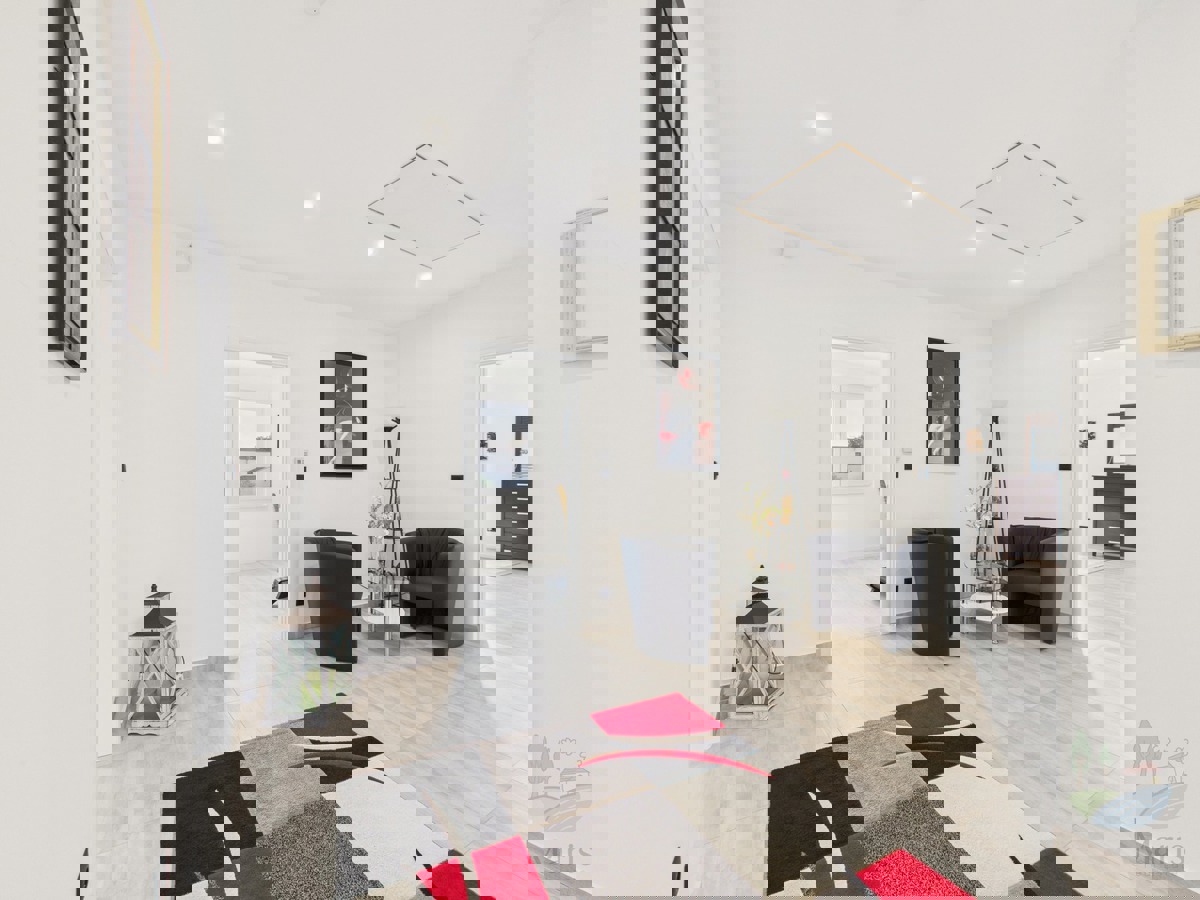 Moderna družinska hiša z ogrevanim bazenom, Pomer