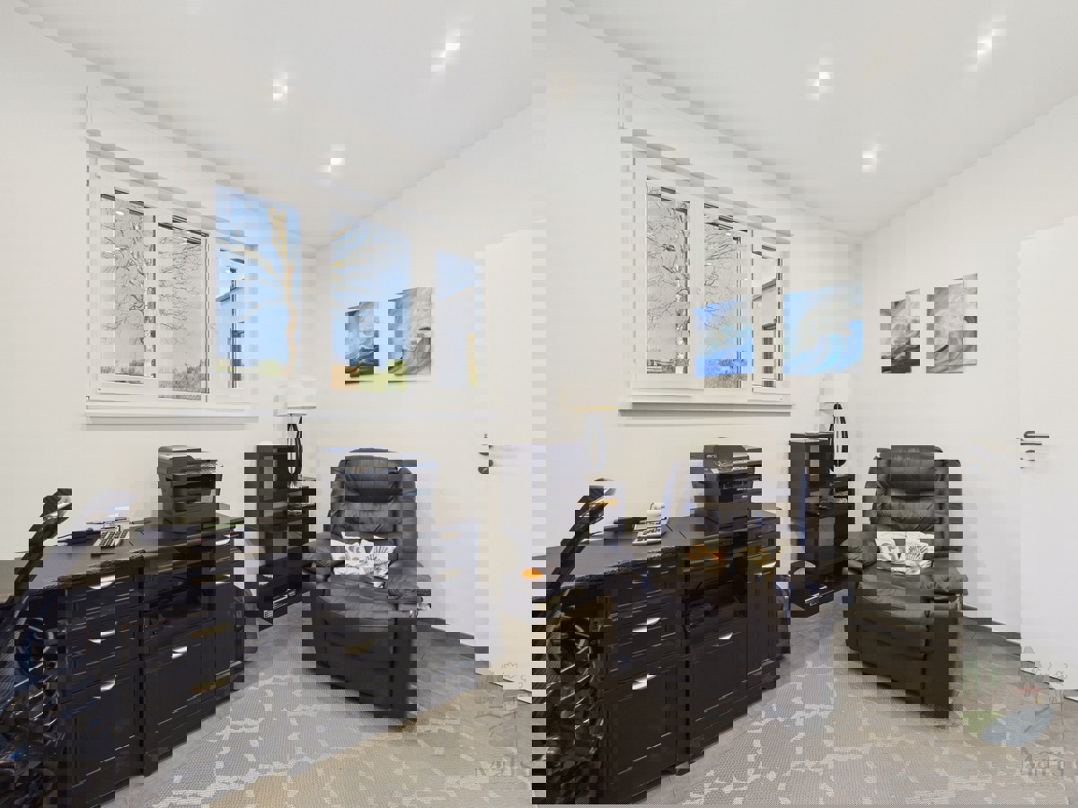 Moderna družinska hiša z ogrevanim bazenom, Pomer