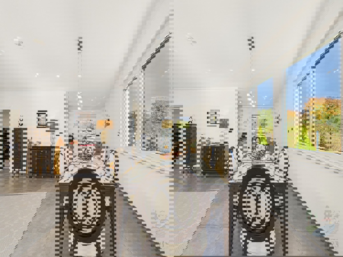 Moderna družinska hiša z ogrevanim bazenom, Pomer