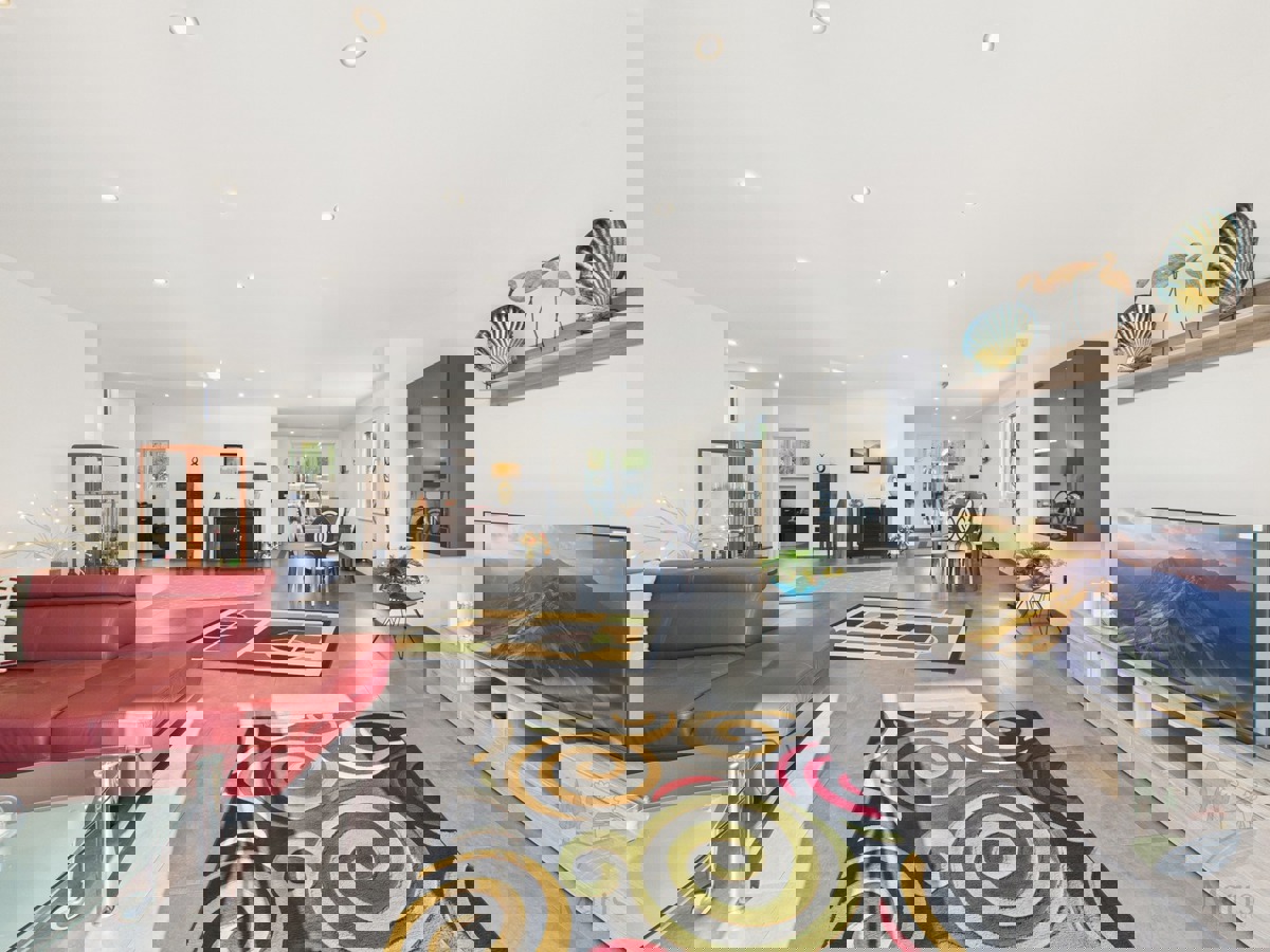 Moderna družinska hiša z ogrevanim bazenom, Pomer