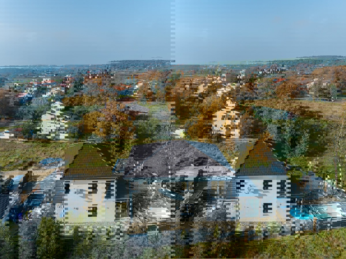 Moderna družinska hiša z ogrevanim bazenom, Pomer