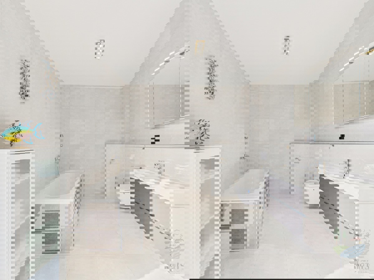 Moderna družinska hiša z ogrevanim bazenom, Pomer