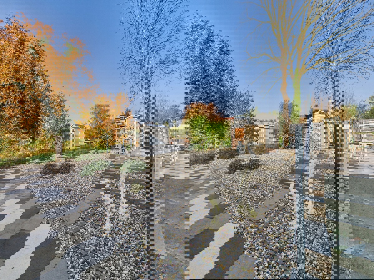 Moderna družinska hiša z ogrevanim bazenom, Pomer