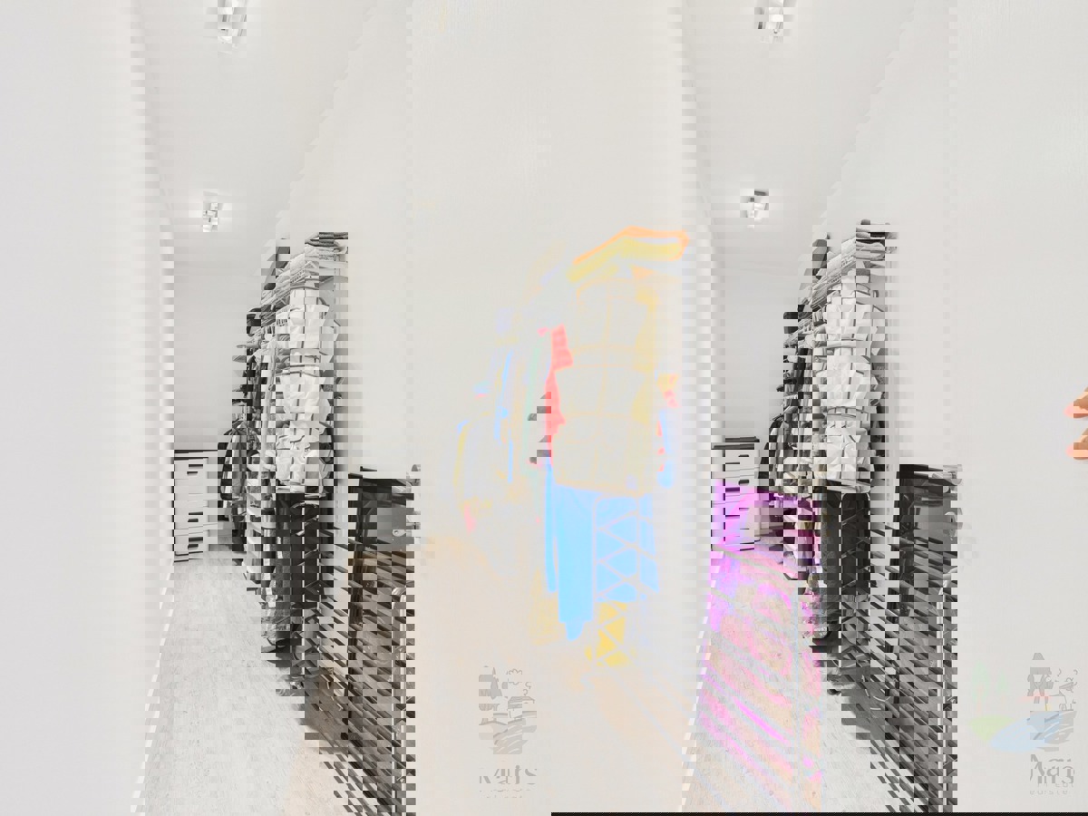 Moderna družinska hiša z ogrevanim bazenom, Pomer