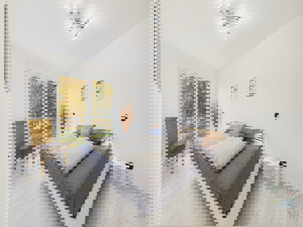 Moderna družinska hiša z ogrevanim bazenom, Pomer