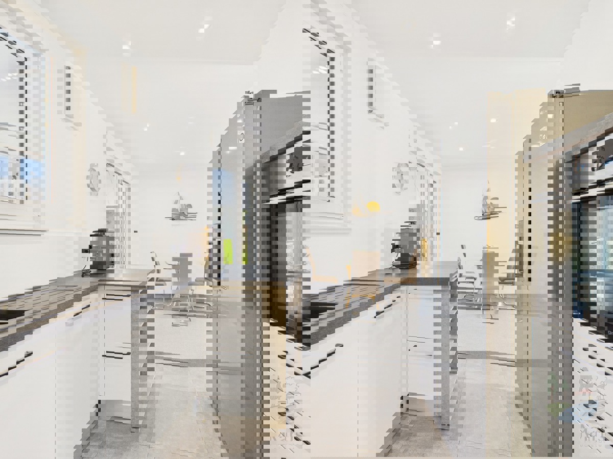 Moderna družinska hiša z ogrevanim bazenom, Pomer