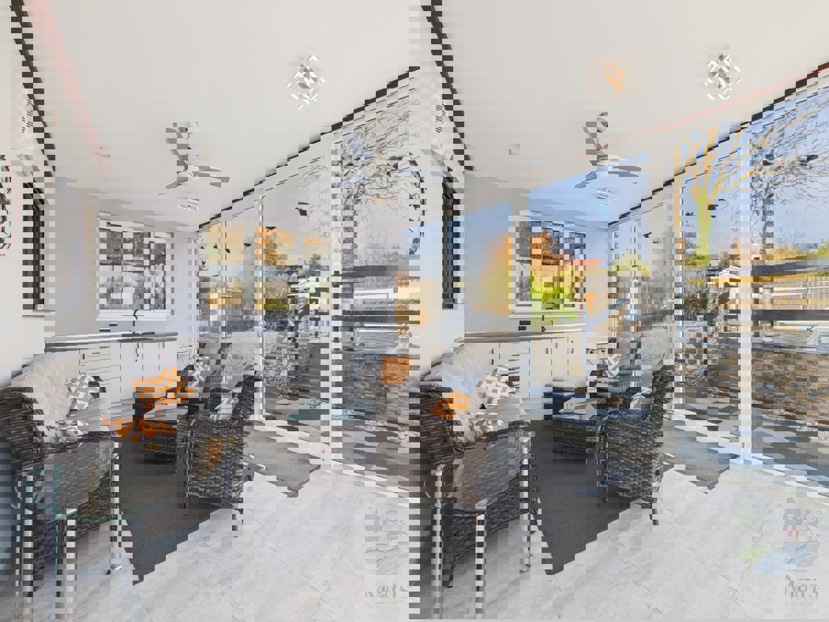 Moderna družinska hiša z ogrevanim bazenom, Pomer