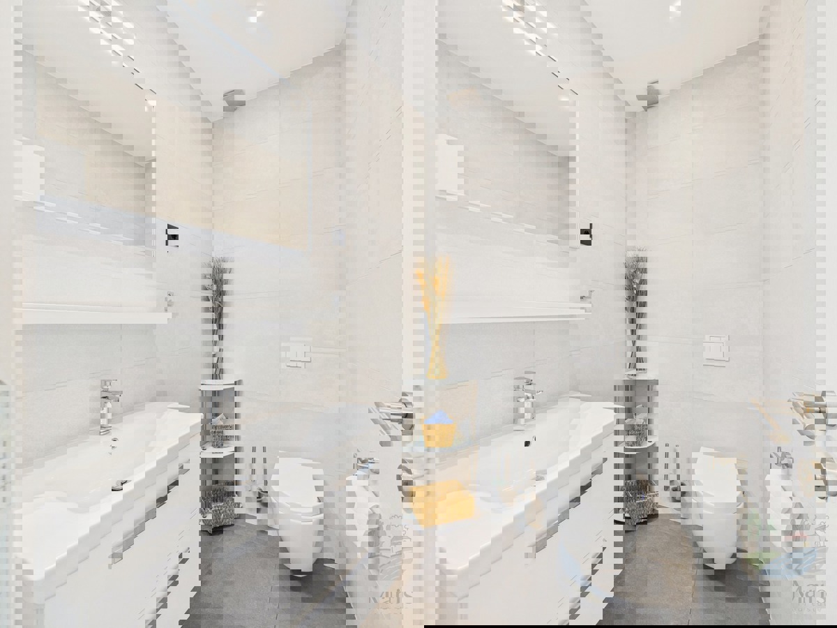 Moderna družinska hiša z ogrevanim bazenom, Pomer