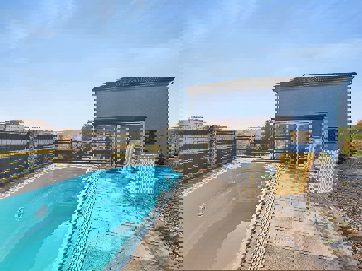 Moderna družinska hiša z ogrevanim bazenom, Pomer