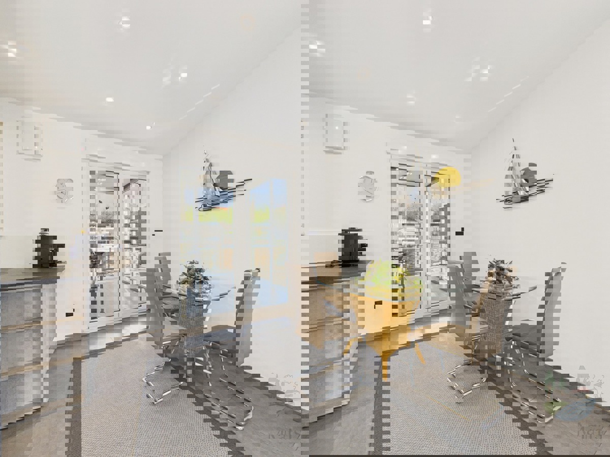 Moderna družinska hiša z ogrevanim bazenom, Pomer