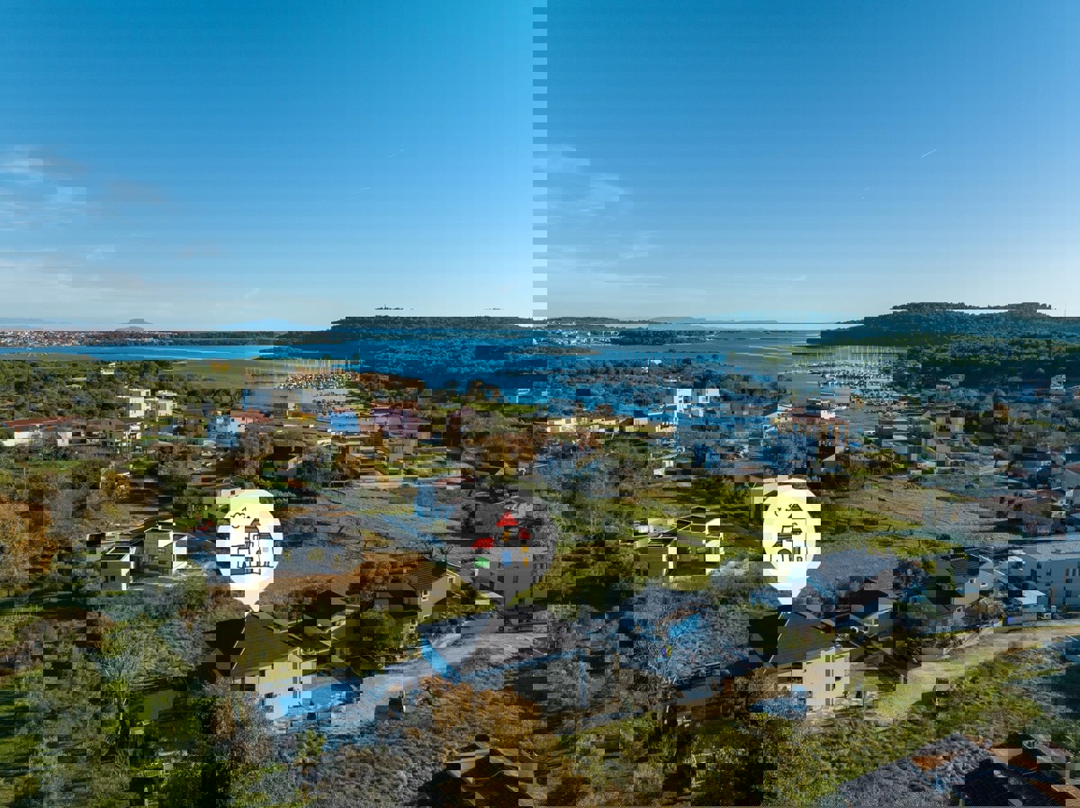 Moderna družinska hiša z ogrevanim bazenom, Pomer