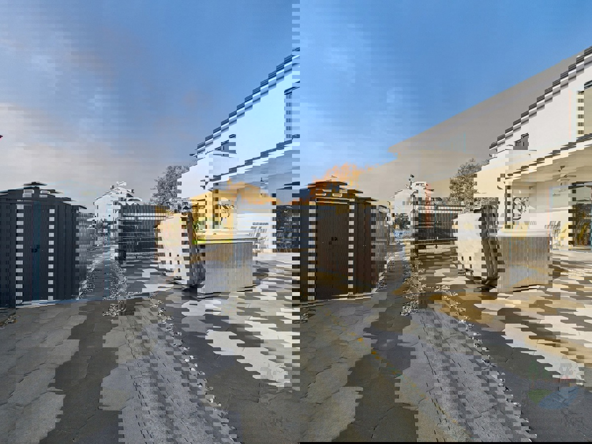 Moderna družinska hiša z ogrevanim bazenom, Pomer