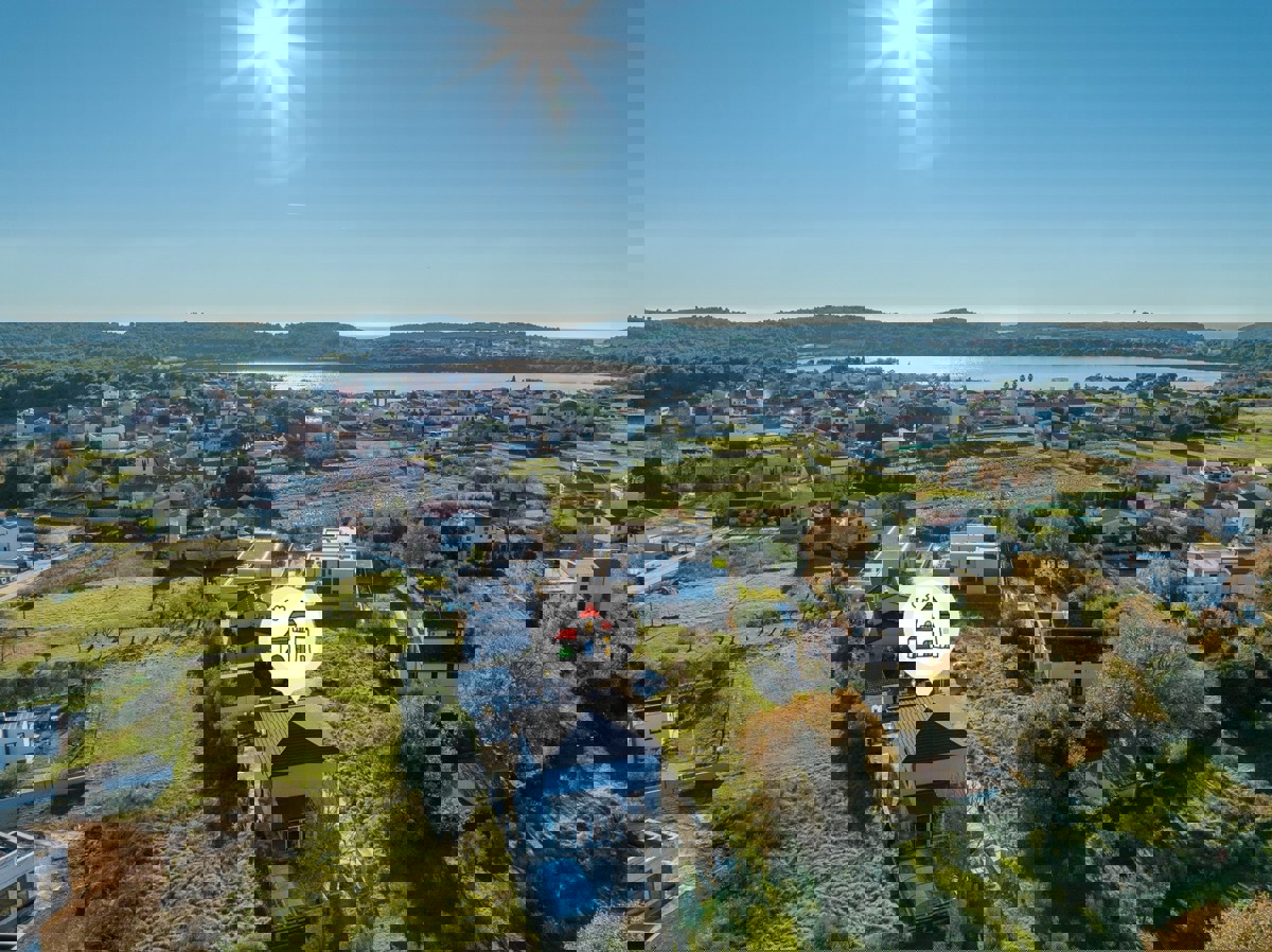 Moderna družinska hiša z ogrevanim bazenom, Pomer