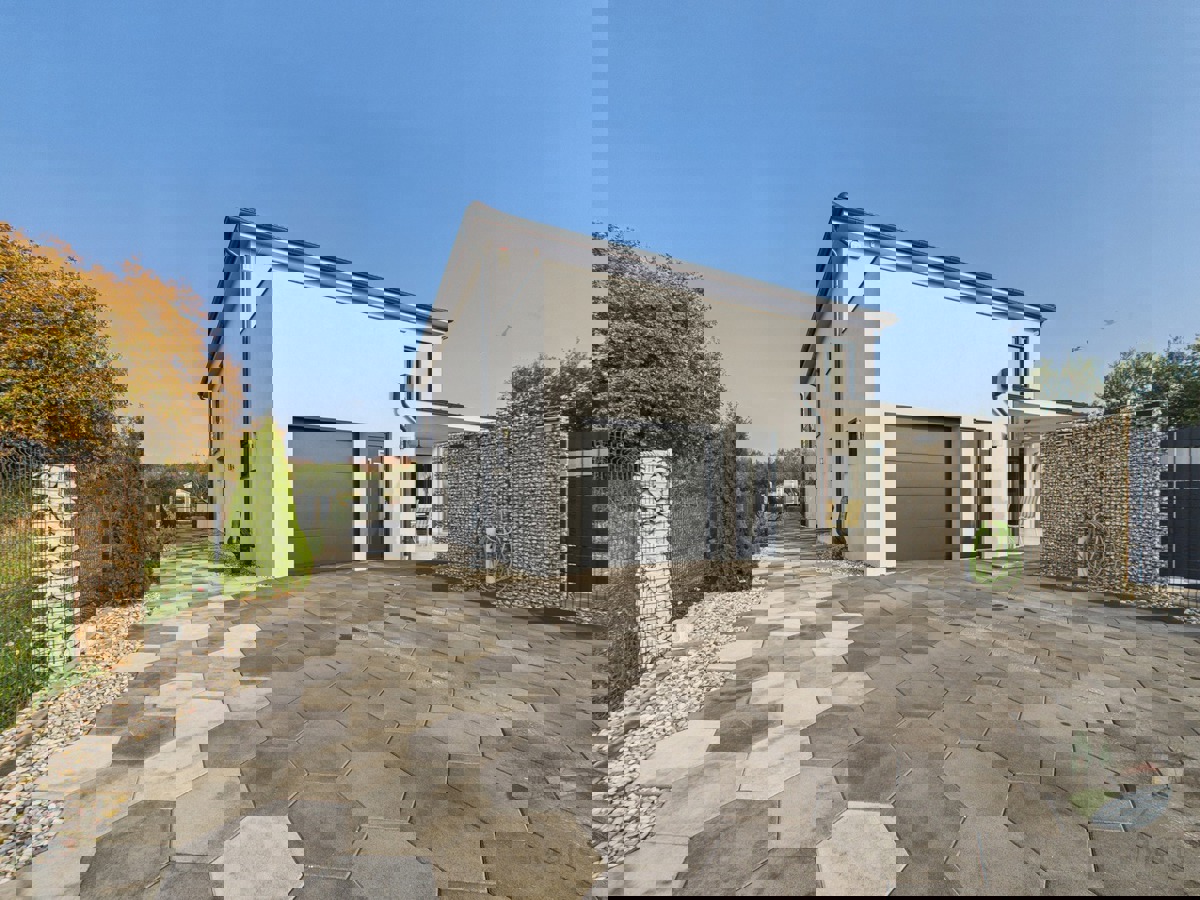 Moderna družinska hiša z ogrevanim bazenom, Pomer