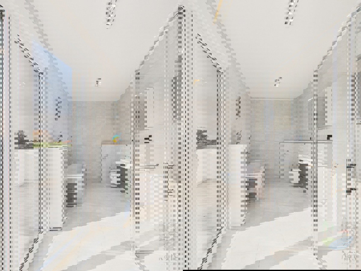 Moderna družinska hiša z ogrevanim bazenom, Pomer