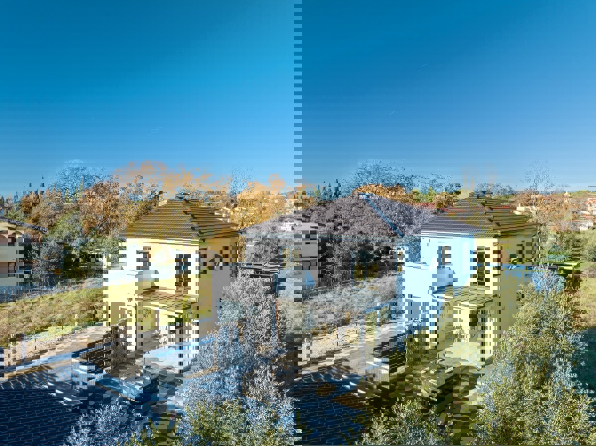 Moderna družinska hiša z ogrevanim bazenom, Pomer