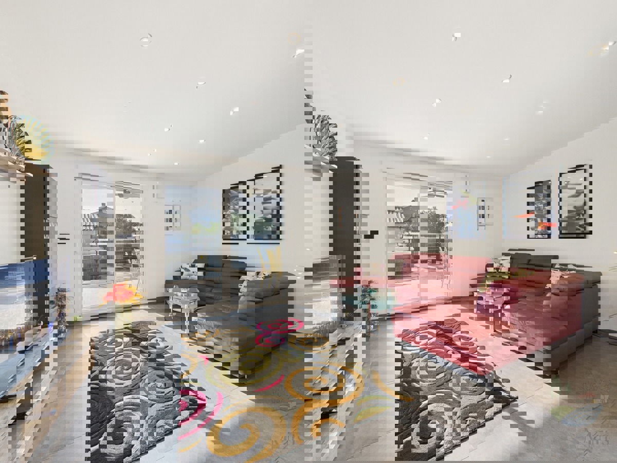 Moderna družinska hiša z ogrevanim bazenom, Pomer