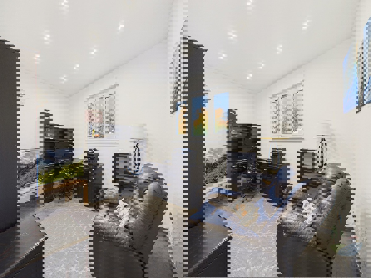 Moderna družinska hiša z ogrevanim bazenom, Pomer