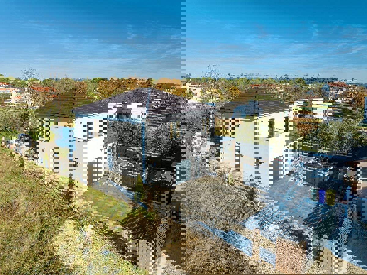 Moderna družinska hiša z ogrevanim bazenom, Pomer