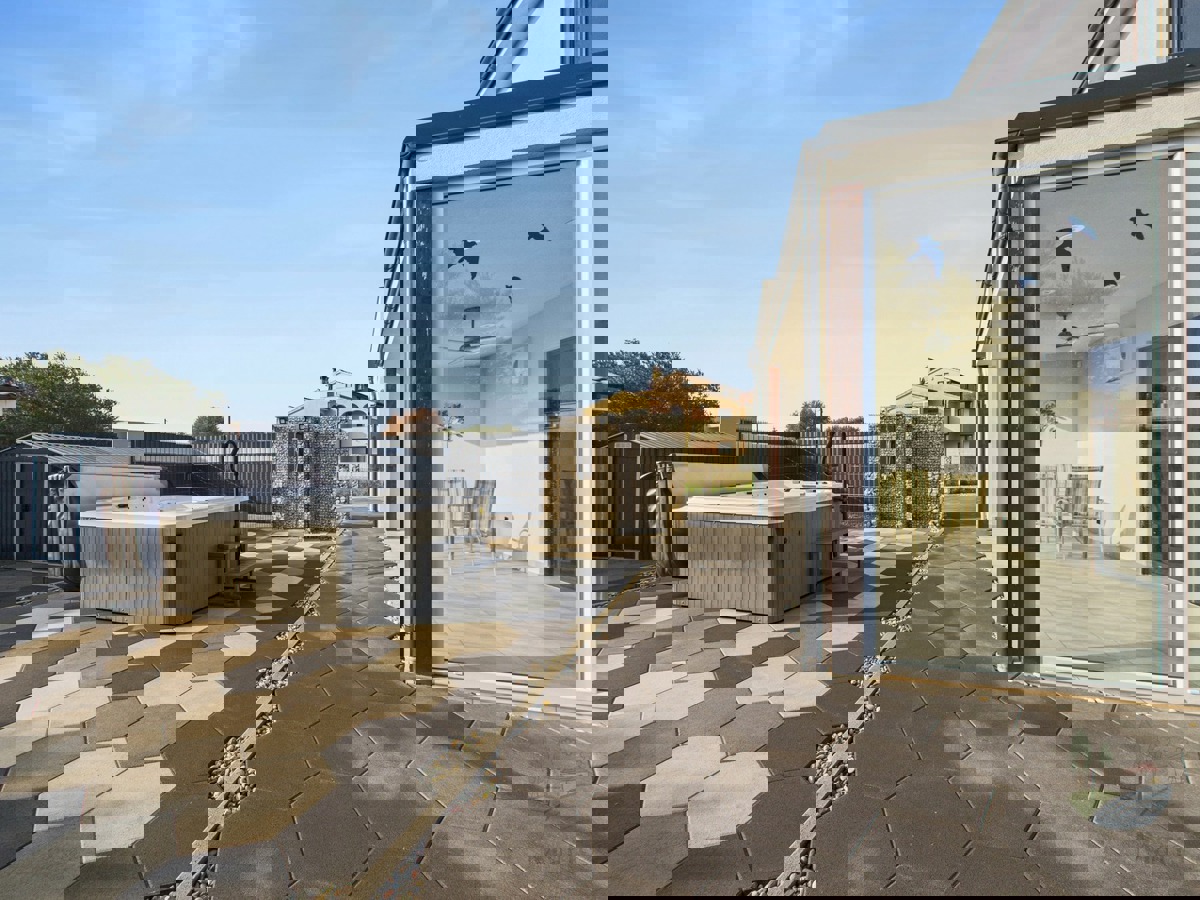 Moderna družinska hiša z ogrevanim bazenom, Pomer