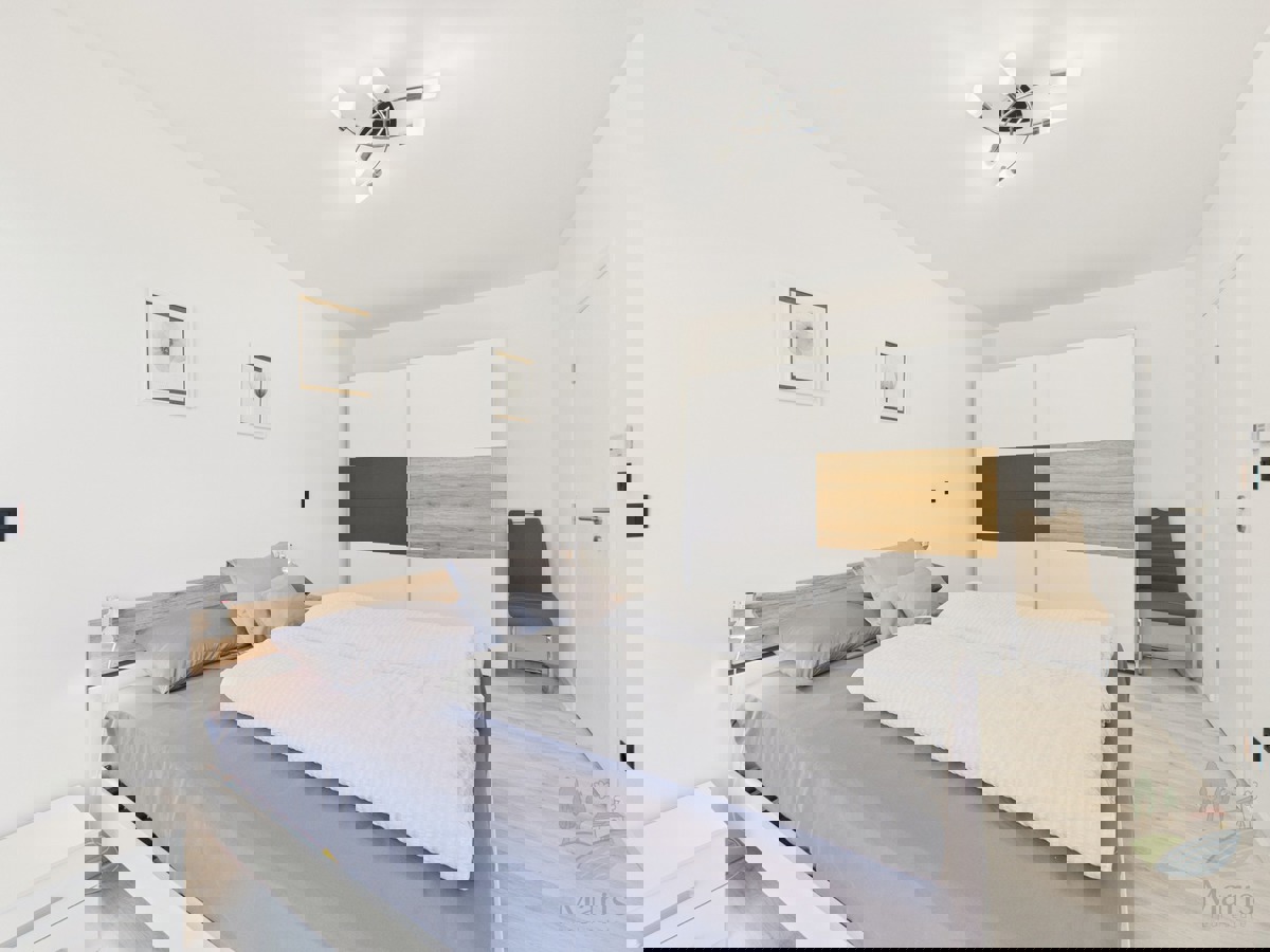 Moderna družinska hiša z ogrevanim bazenom, Pomer