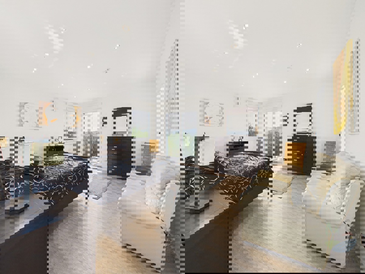 Moderna družinska hiša z ogrevanim bazenom, Pomer