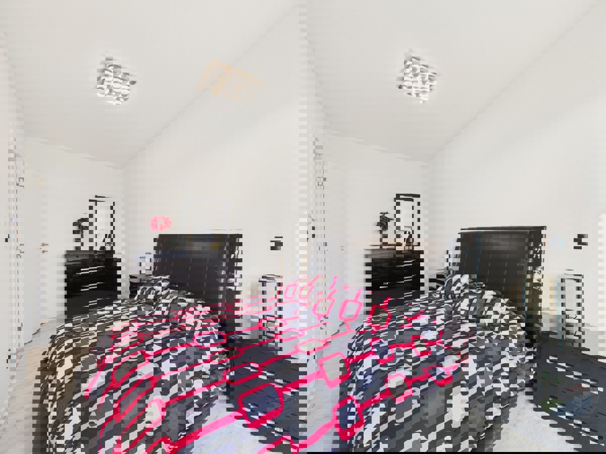 Moderna družinska hiša z ogrevanim bazenom, Pomer