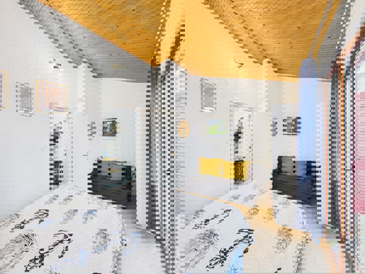 Hiša s 4 apartmaji in prihodkom 28.000 evrov, Medulin