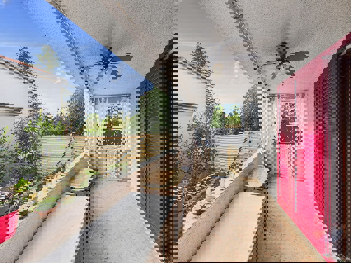 Hiša s 4 apartmaji in prihodkom 28.000 evrov, Medulin