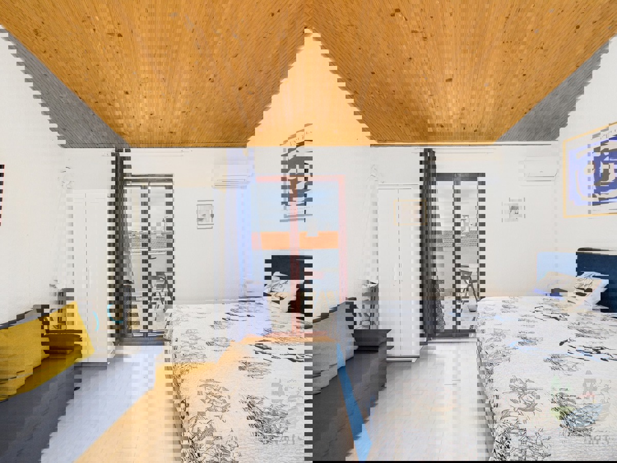 Hiša s 4 apartmaji in prihodkom 28.000 evrov, Medulin