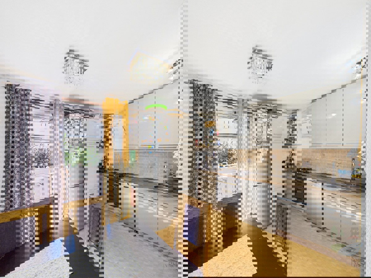 Hiša s 4 apartmaji in prihodkom 28.000 evrov, Medulin