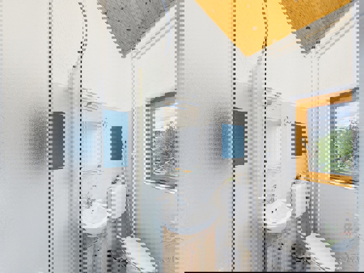 Hiša s 4 apartmaji in prihodkom 28.000 evrov, Medulin