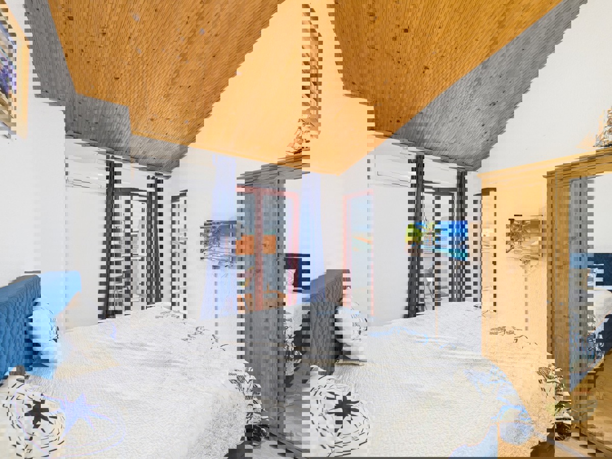 Hiša s 4 apartmaji in prihodkom 28.000 evrov, Medulin