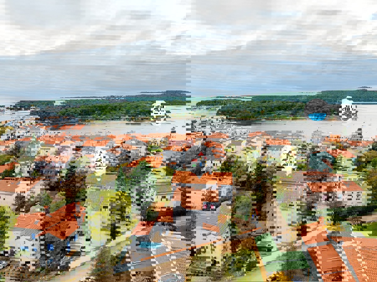 Hiša s 4 apartmaji in prihodkom 28.000 evrov, Medulin