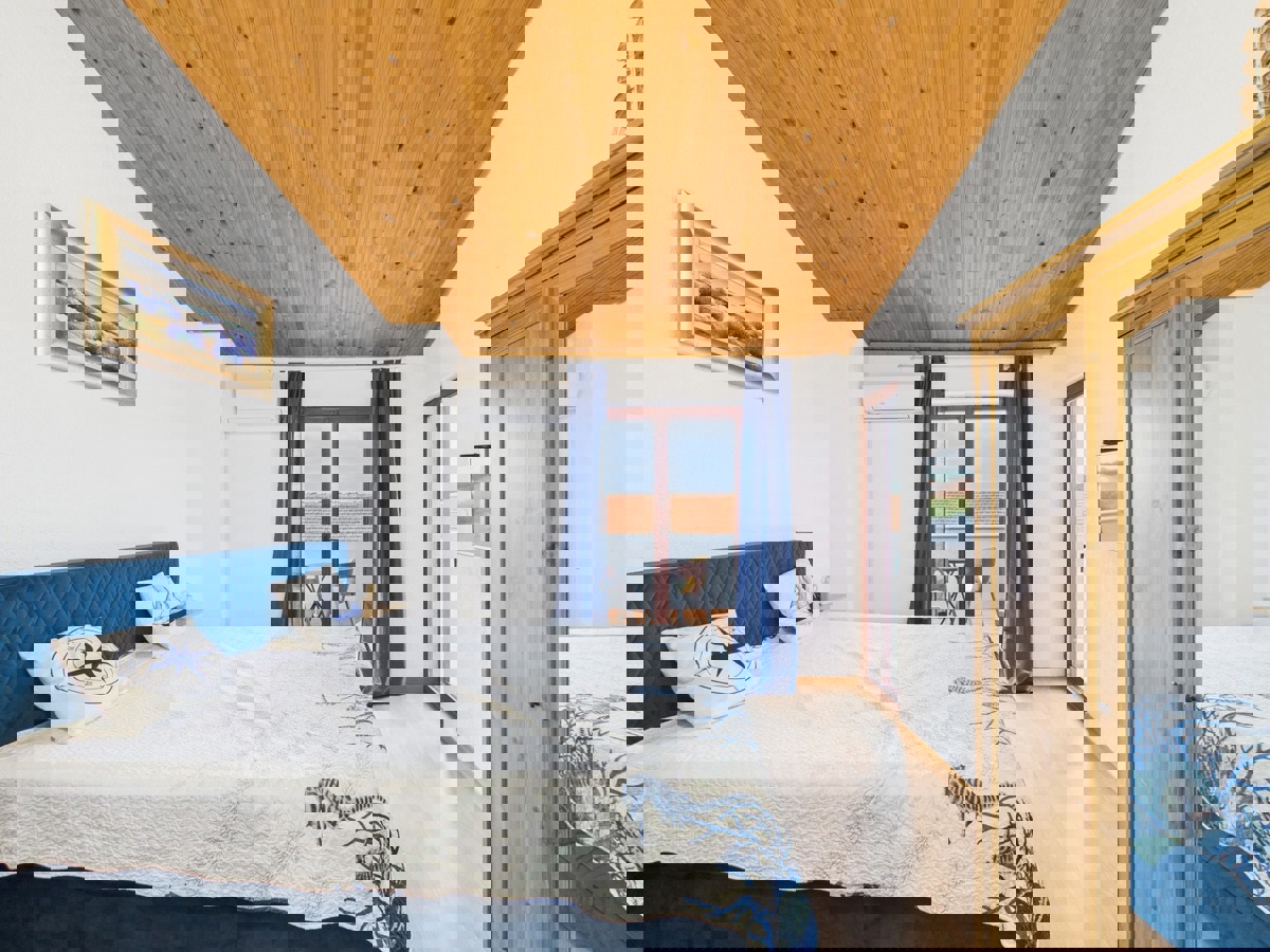 Hiša s 4 apartmaji in prihodkom 28.000 evrov, Medulin