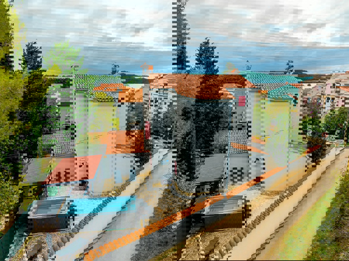 Hiša s 4 apartmaji in prihodkom 28.000 evrov, Medulin