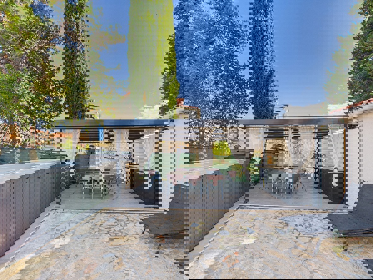 Hiša s 4 apartmaji in prihodkom 28.000 evrov, Medulin