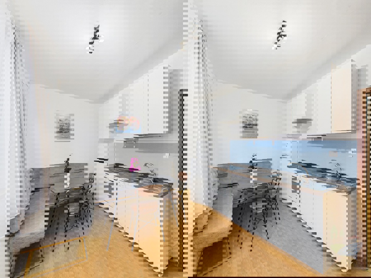 Hiša s 4 apartmaji in prihodkom 28.000 evrov, Medulin