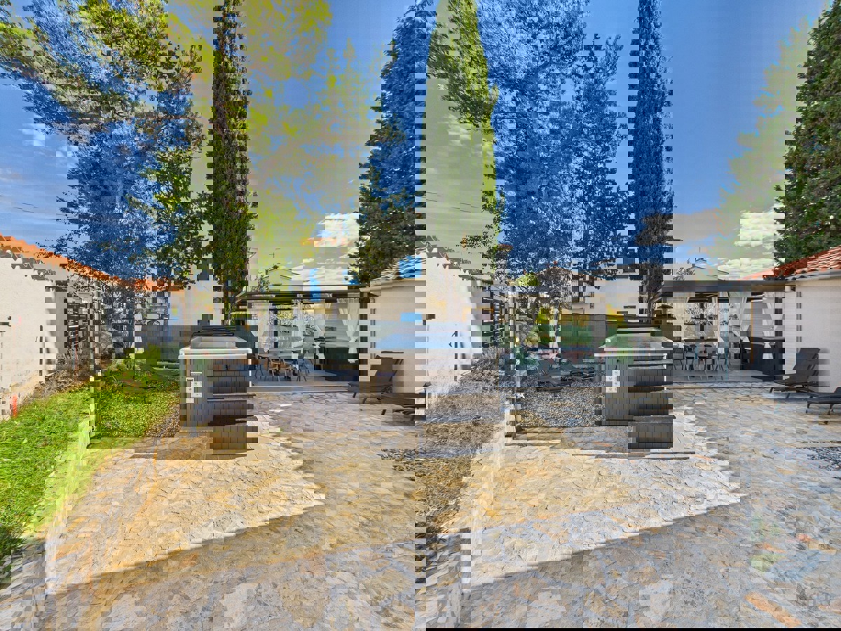 Hiša s 4 apartmaji in prihodkom 28.000 evrov, Medulin