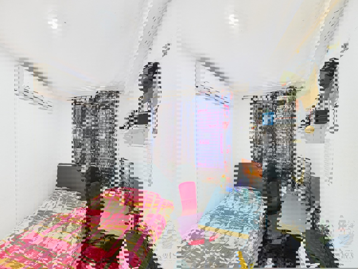 Hiša s 4 apartmaji in prihodkom 28.000 evrov, Medulin