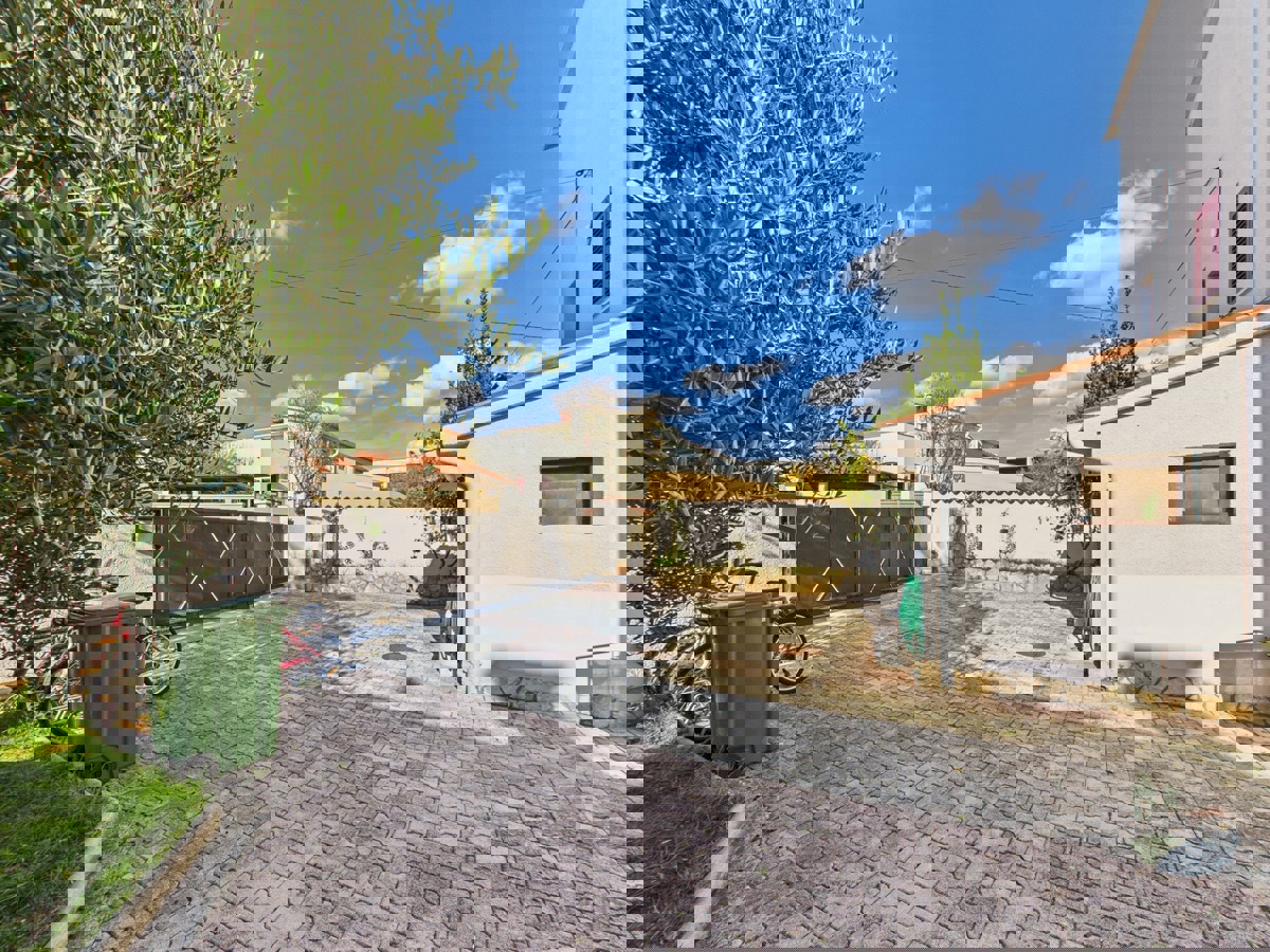 Hiša s 4 apartmaji in prihodkom 28.000 evrov, Medulin